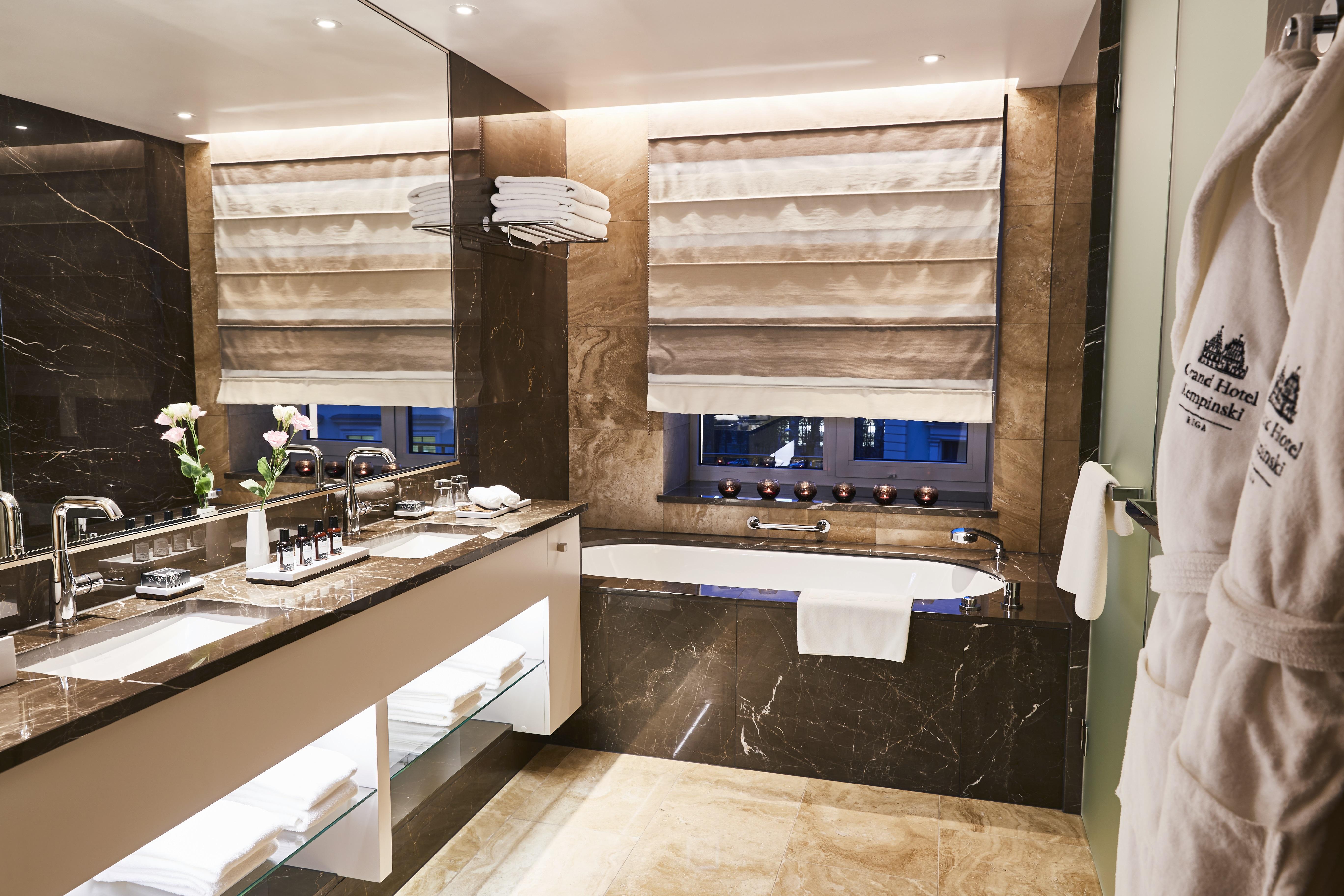 Grand Hotel Kempinski Riga Kültér fotó Bathroom