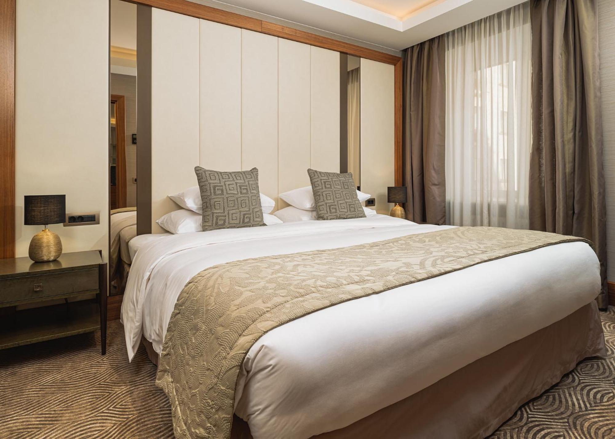 Grand Hotel Kempinski Riga Kültér fotó A bedroom at the hotel