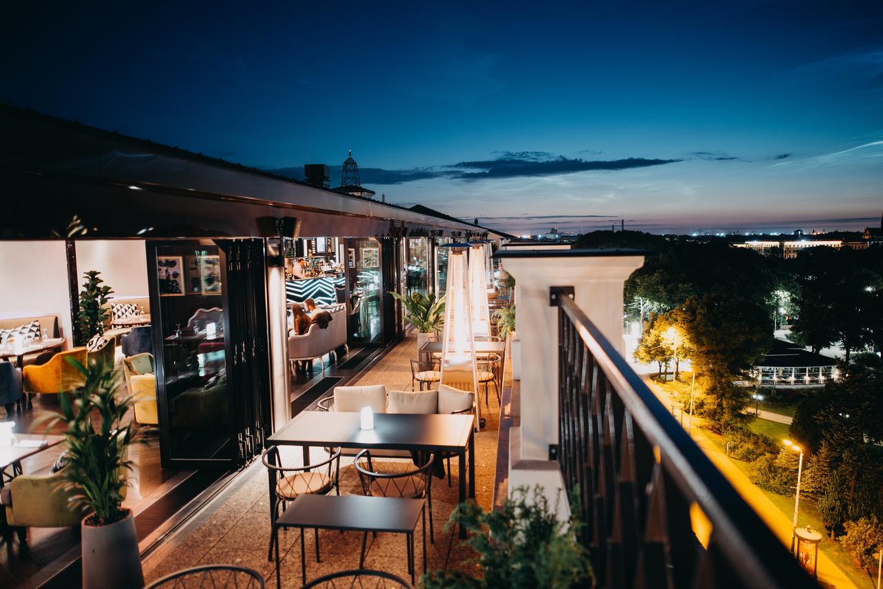 Grand Hotel Kempinski Riga Kültér fotó The rooftop bar at the Hotel