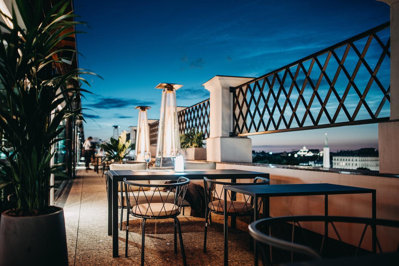 Grand Hotel Kempinski Riga Kültér fotó The rooftop bar at the hotel