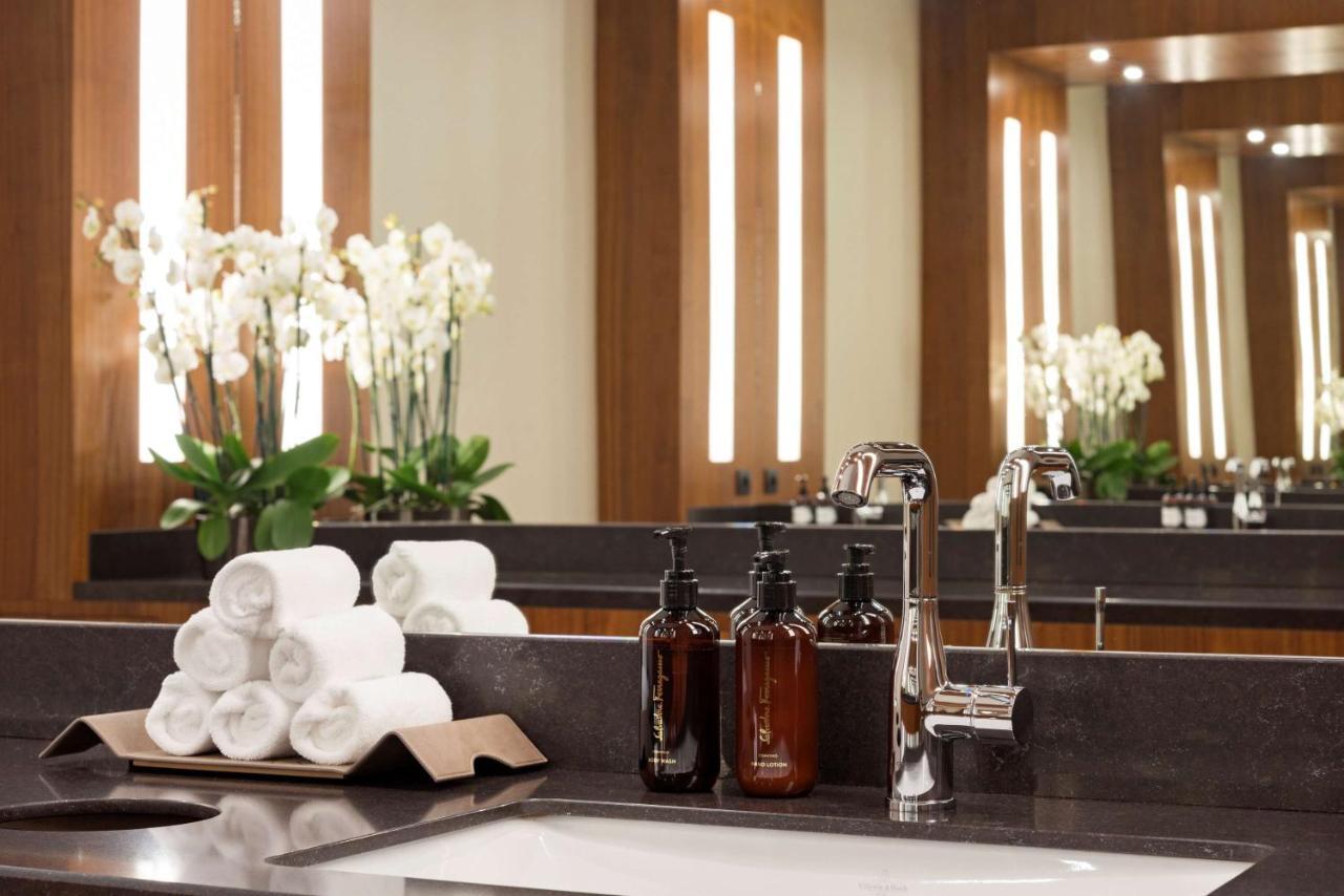 Grand Hotel Kempinski Riga Kültér fotó Bathroom at the Four Seasons Hotel, London